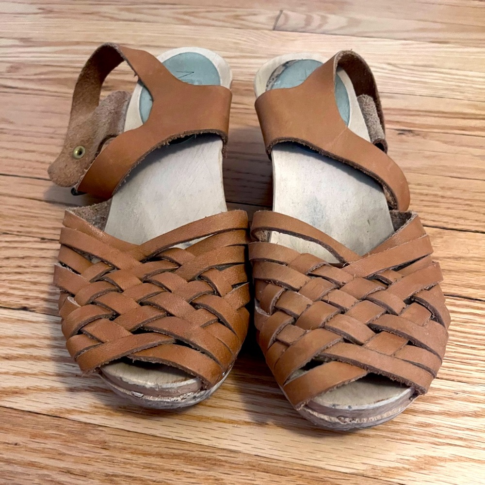 Nina Z (Brooklyn based designer) Low heeled clog sandals sz 39 (8.5)